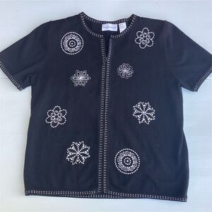 Alfred Dunner Women's M Black Floral Embellished Short Sleeve Sweater‎